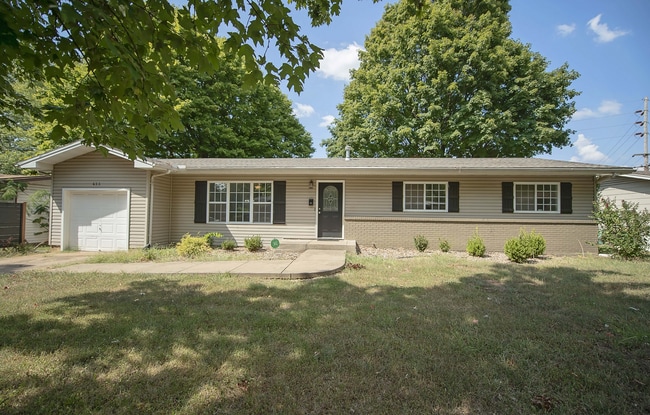 Building Photo - Privacy Fenced, 3 bed 3 bath in South Springfield (Ask about our special)