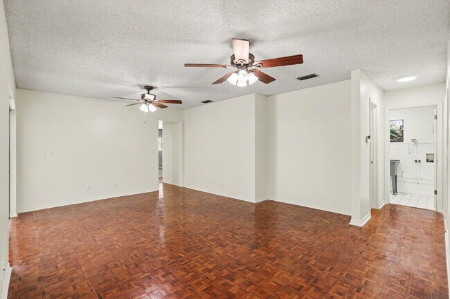 Building Photo - Recently Renovated 4-Bedroom + Den Pool Home in Temple Terrace