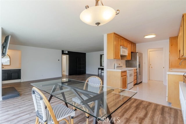 Building Photo - 13543 Moorpark St