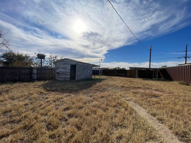 Building Photo - Lamesa Luxe Retreat – Modern Comfort Meets Small-Town Charm