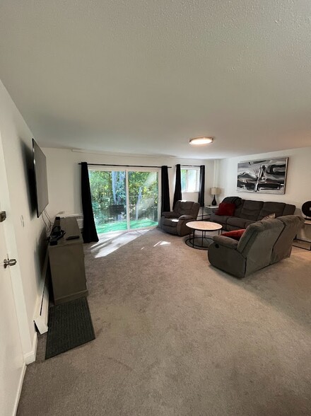 Primary Photo - 10 Crescent Dr