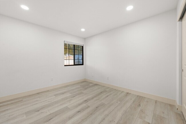 Building Photo - "Spacious 3-Bed Condo with 2 Baths in Citr...