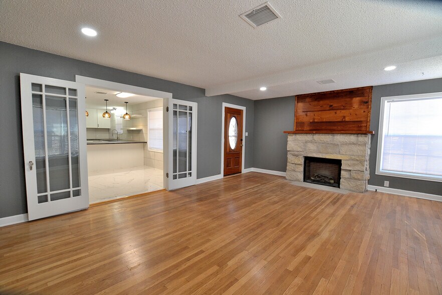 living - 143 W 9th St