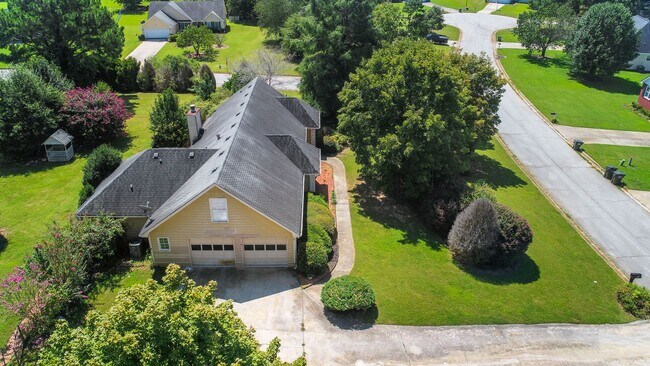 Building Photo - Don’t Miss This Beautiful 4BR/2BA Home wit...
