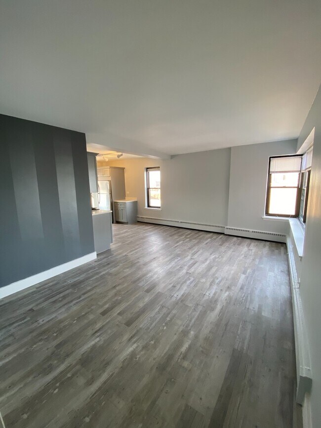 Building Photo - 5858 N Sheridan Rd