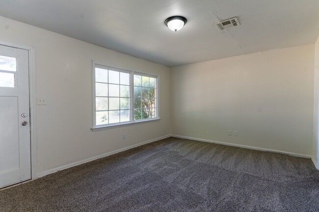 Building Photo - 4-Bedroom Must See!