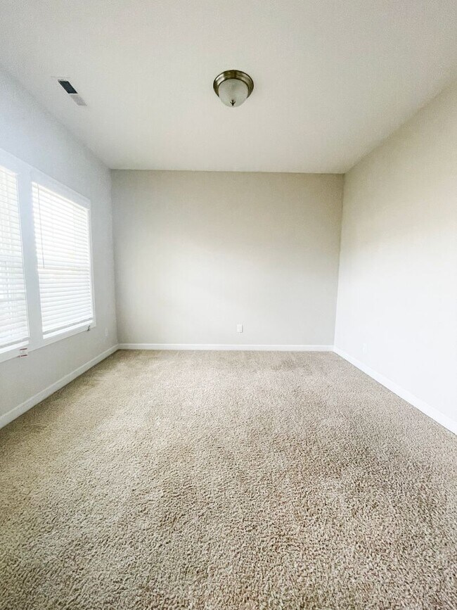 Building Photo - 351 Springhaven Dr
