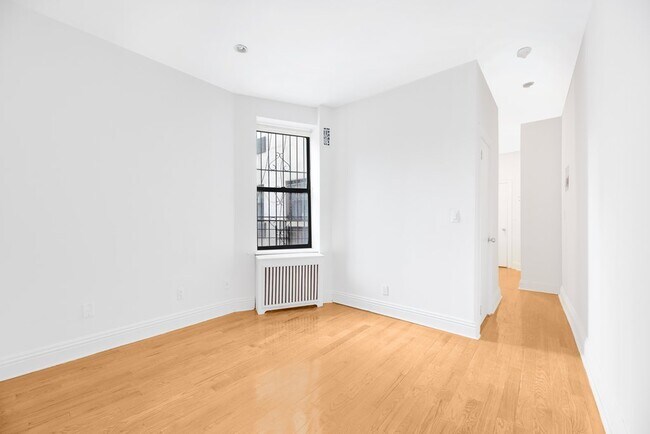 Building Photo - 414 W 49th St