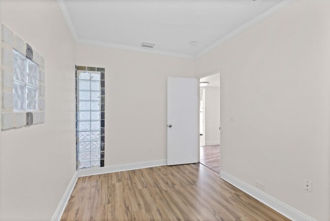 Building Photo - Spacious Riverview 1B/1B Condo