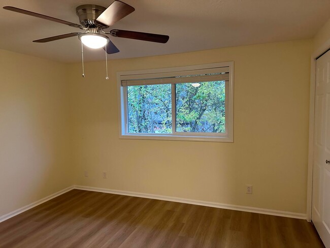 Building Photo - Beautifully updated townhouse in Eugene!