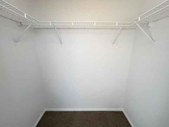 Building Photo - 3 Bedroom Condo with 1 Car Garage