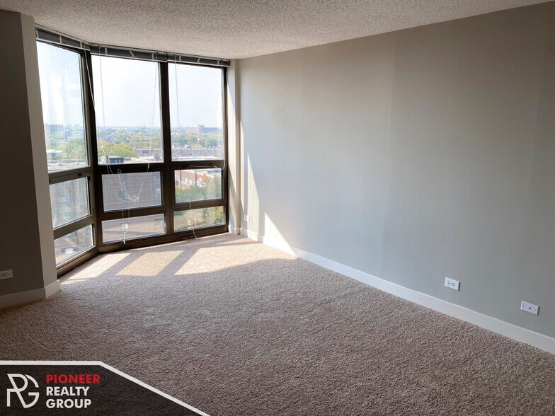 Building Photo - 2551 N Clark St