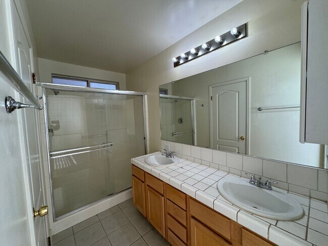Building Photo - Beautiful home in Riverlakes Community