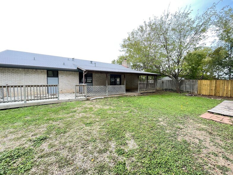 Building Photo - 1409 Farhills Dr
