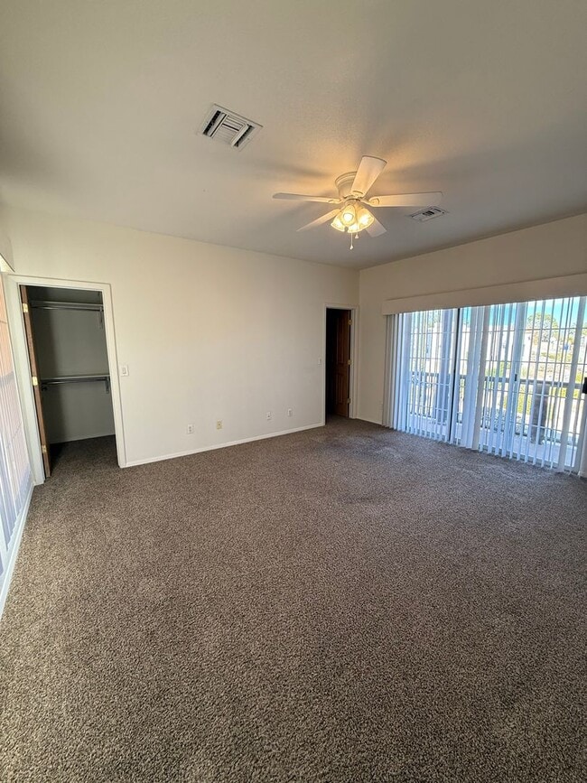 Building Photo - Beautiful 3 Bedroom/2.5 Bathroom Home Located off Roadrunner