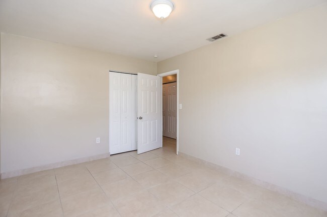 Building Photo - 3341 W Park Rd