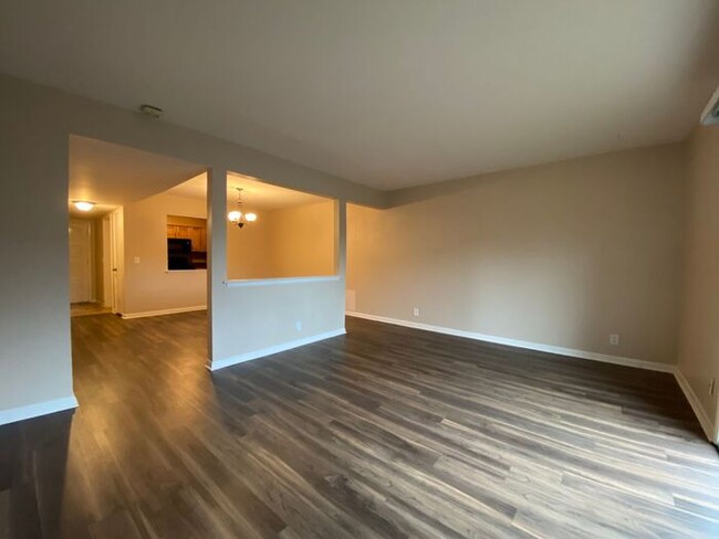 Building Photo - Large 2 Bed 2.5 Bath Apt in Green Hills - ...