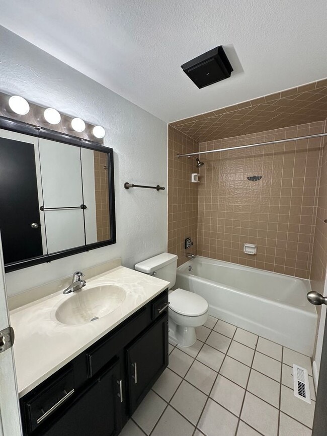 Building Photo - 2 Bedroom, 2 1/2 Bathroom Townhome located near hospitals and colleges!