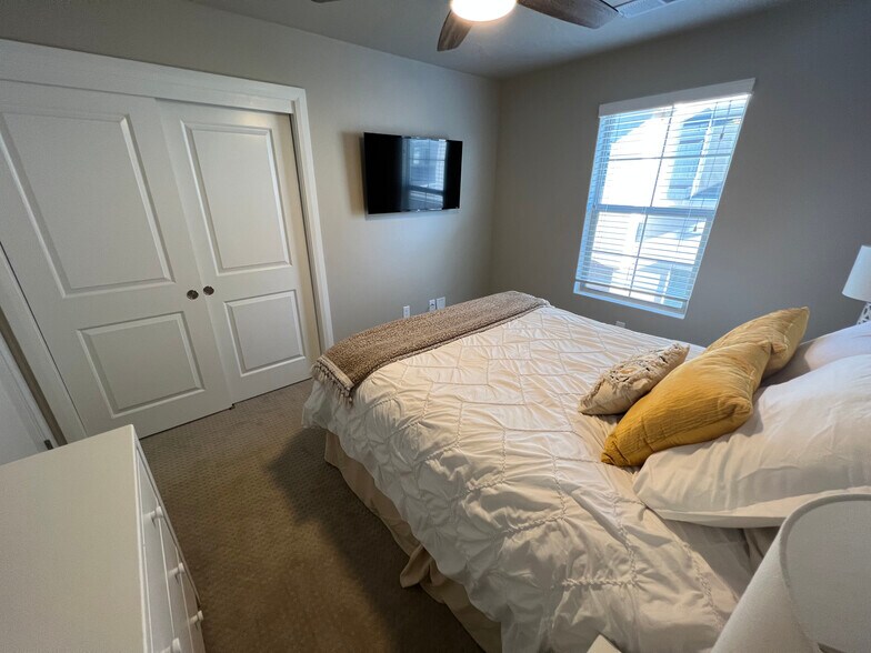 Building Photo - 1911 E Fiesta Ln