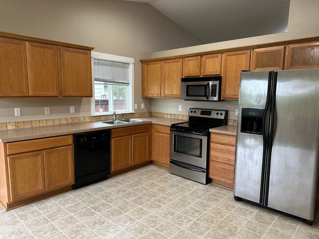 Building Photo - 3 Bedroom 2 Bath Home In NE Albany On a De...