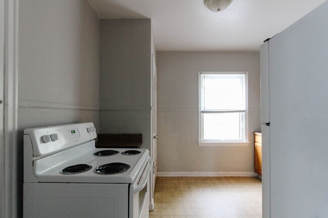 Building Photo - PRELEASING for AUGUST! Close to Campus: In...
