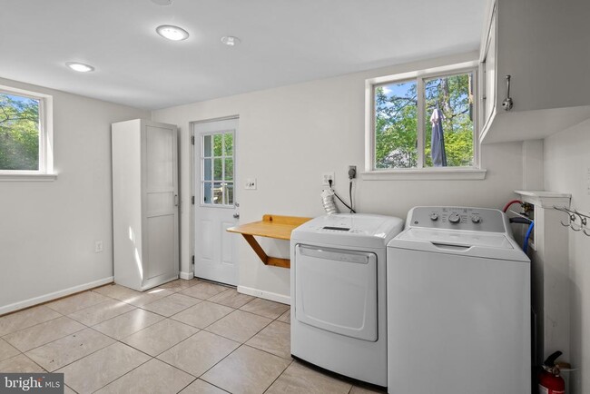 Building Photo - 328 Edgemere Dr