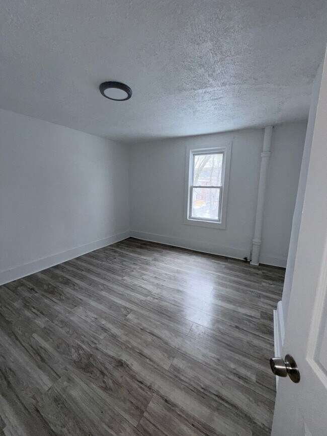 Building Photo - 2 bed 1 bath Brand new