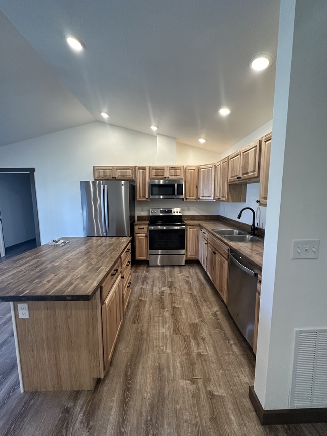 Building Photo - 3 Bed | 2 Bath Twin Bridges Home with Attached Garage