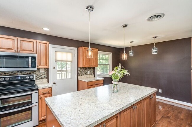 Building Photo - 411 Deerwood Dr