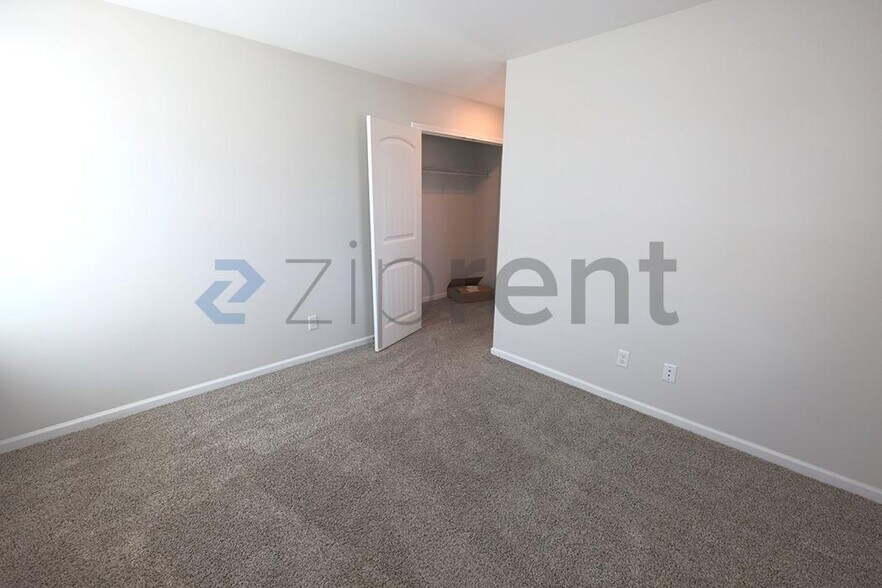 Building Photo - Unit