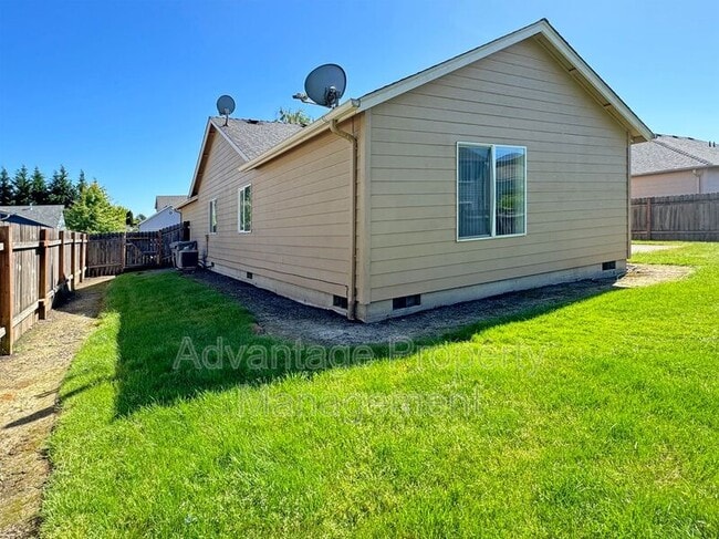 Building Photo - 1785 Cougar Ave SW