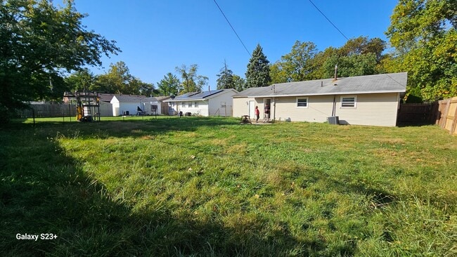 Building Photo - 3 bedroom with fenced yard