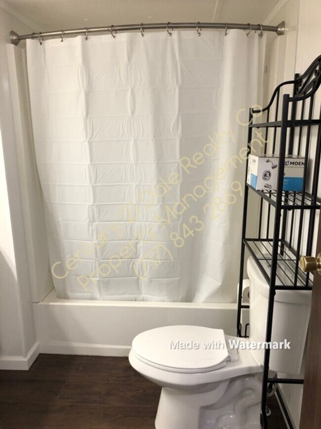 Building Photo - 2 Bedroom Home in Central School with a La...