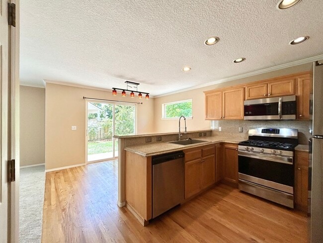 Building Photo - Cozy 4 Bed, 2.5 Bath House!