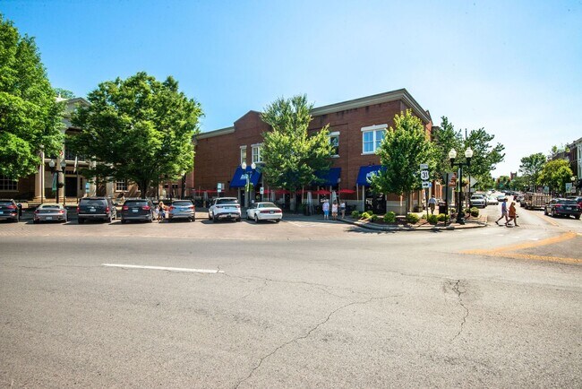Building Photo - Charming 4BE/3BA Home in Historic Downtown...