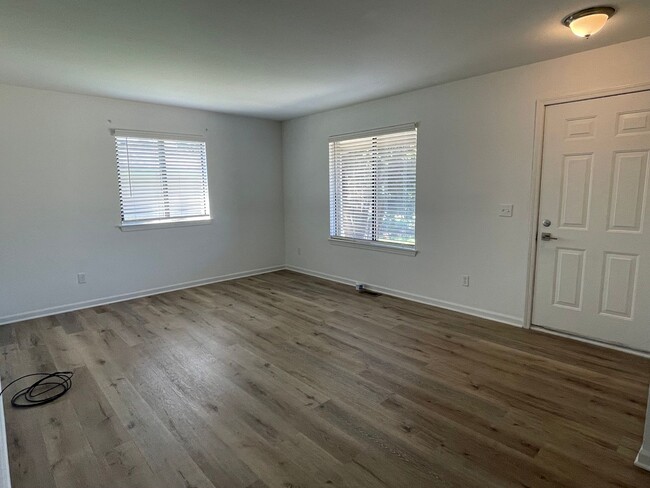 Building Photo - 2-Bedroom Duplex with full basement, 1-Car...