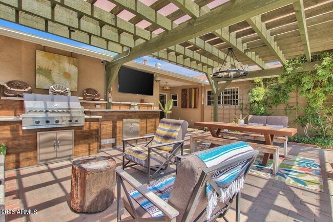 Building Photo - 6621 E 4th St