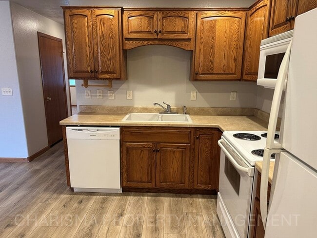 Building Photo - 2 BEDROOM, 1 BATH, NO STEPS, ATTACHED GARA...