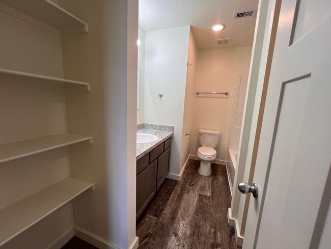 Building Photo - 3 Bedroom 2.5 Bathroom now available in Sp...