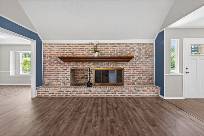Building Photo - 105 Glenmora Ct