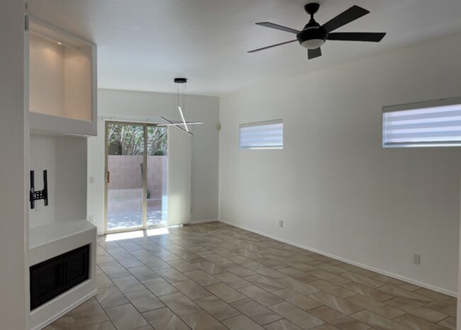 Building Photo - Convenient gated community