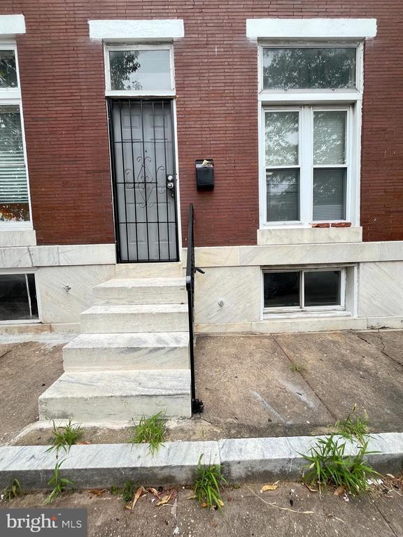 Building Photo - 639 N Kenwood Ave