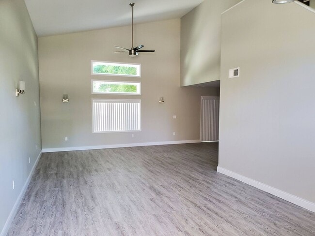 Building Photo - Extraordinary Townhome in Carbondale's South West