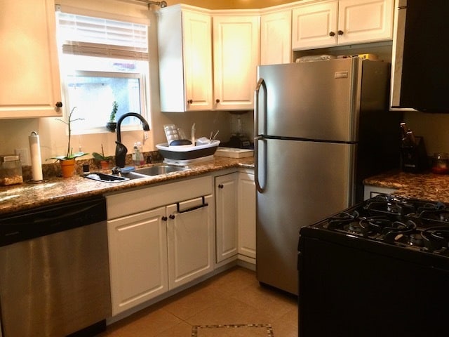 Fully equipped kitchen - 1968 El Molino Ave