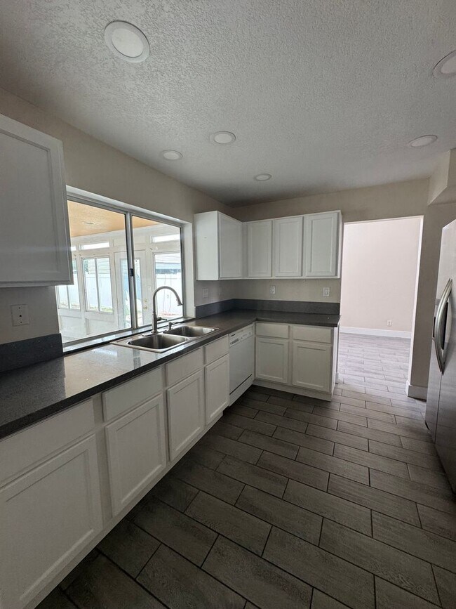 Building Photo - Beautiful 4 bedroom Home in Perris!