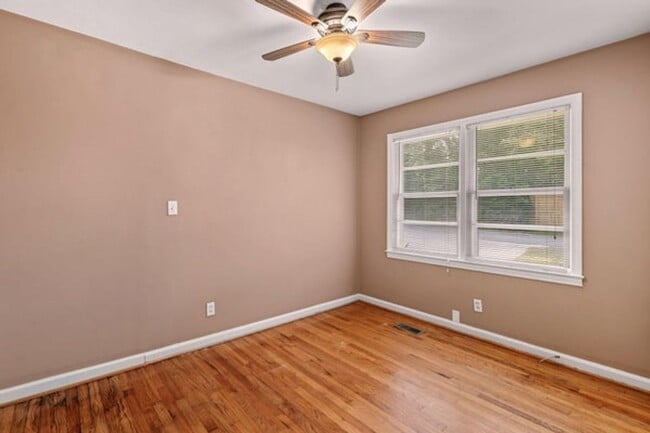 Building Photo - 3005 Pine Dr NE