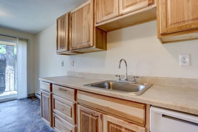 Building Photo - Remodeled 2x1 unit Ground level unit!