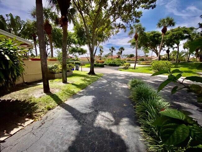 Building Photo - 6447 Parkview Dr