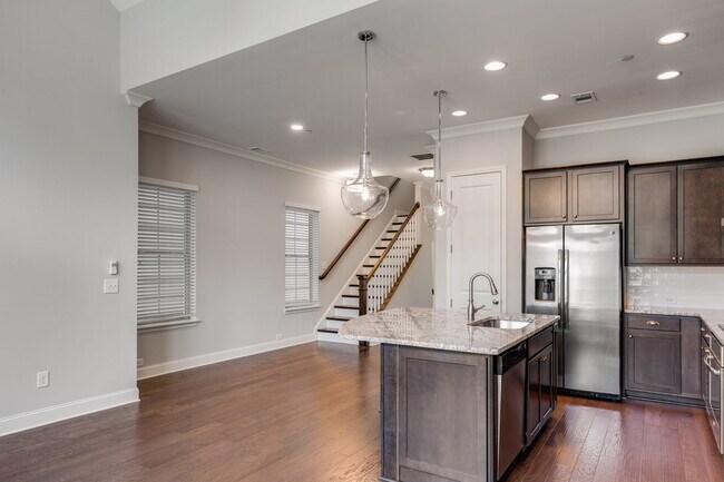 Building Photo - 1032 Moorewood Ln S E