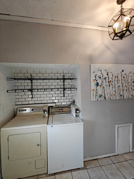 Laundry room - 218 E Rose St